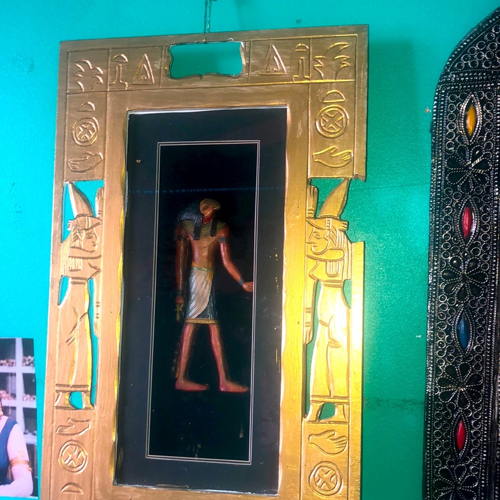 Pharaon sculpture frame with real figure inside